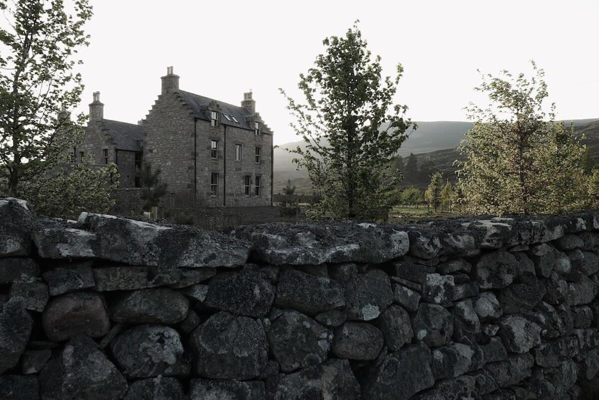 Huswell - Gairnshiel Lodge - Unique & Exclusive Lodge Next To The Castle Ballater Esterno foto
