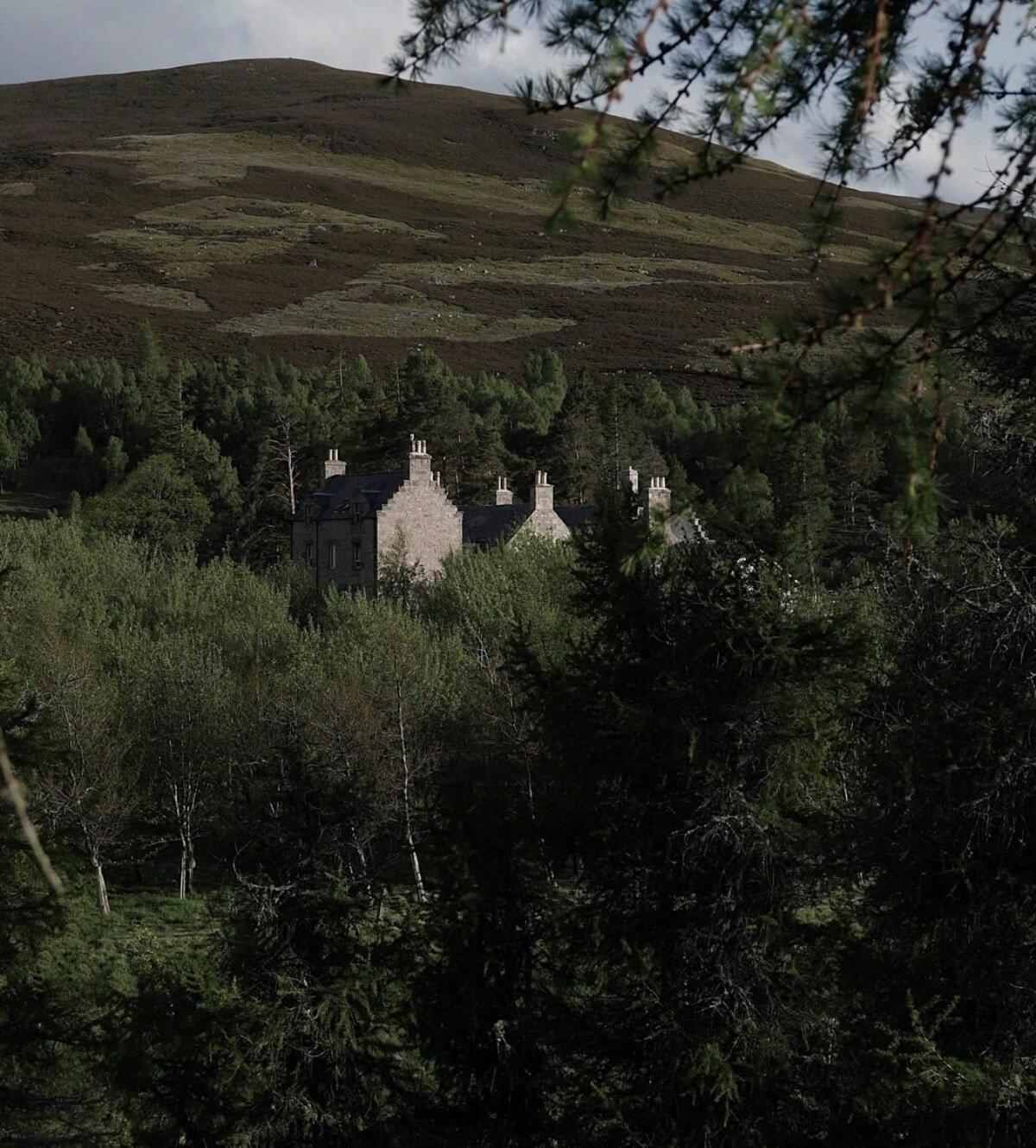 Huswell - Gairnshiel Lodge - Unique & Exclusive Lodge Next To The Castle Ballater Esterno foto